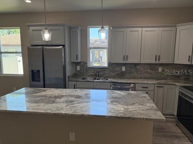 合同活跃: $374,900 (4 贝兹, 2 浴室, 1800 平方英尺)