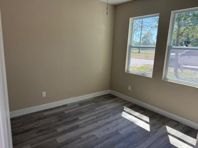 合同活跃: $374,900 (4 贝兹, 2 浴室, 1800 平方英尺)