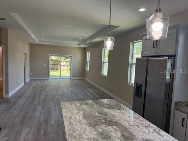 合同活跃: $374,900 (4 贝兹, 2 浴室, 1800 平方英尺)