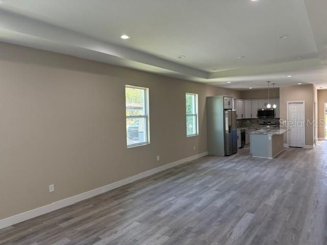 合同活跃: $374,900 (4 贝兹, 2 浴室, 1800 平方英尺)