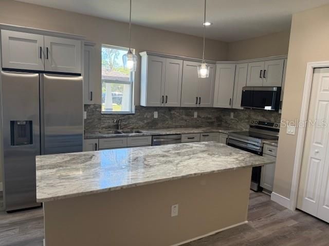 合同活跃: $374,900 (4 贝兹, 2 浴室, 1800 平方英尺)