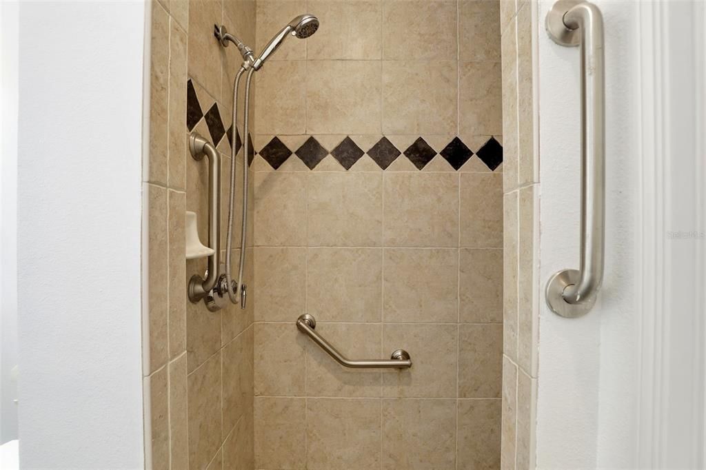 For Rent: $5,500 (5 beds, 4 baths, 3896 Square Feet)