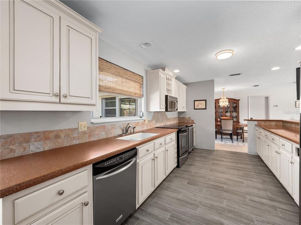 For Sale: $475,000 (3 beds, 2 baths, 1902 Square Feet)