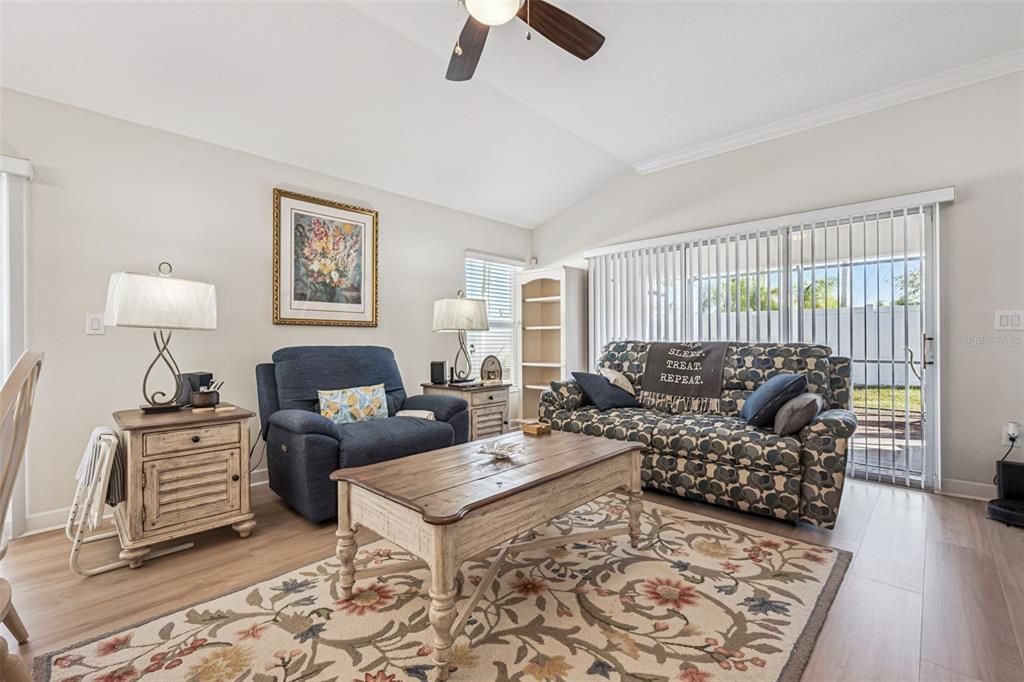 待售: $285,000 (2 贝兹, 2 浴室, 1295 平方英尺)