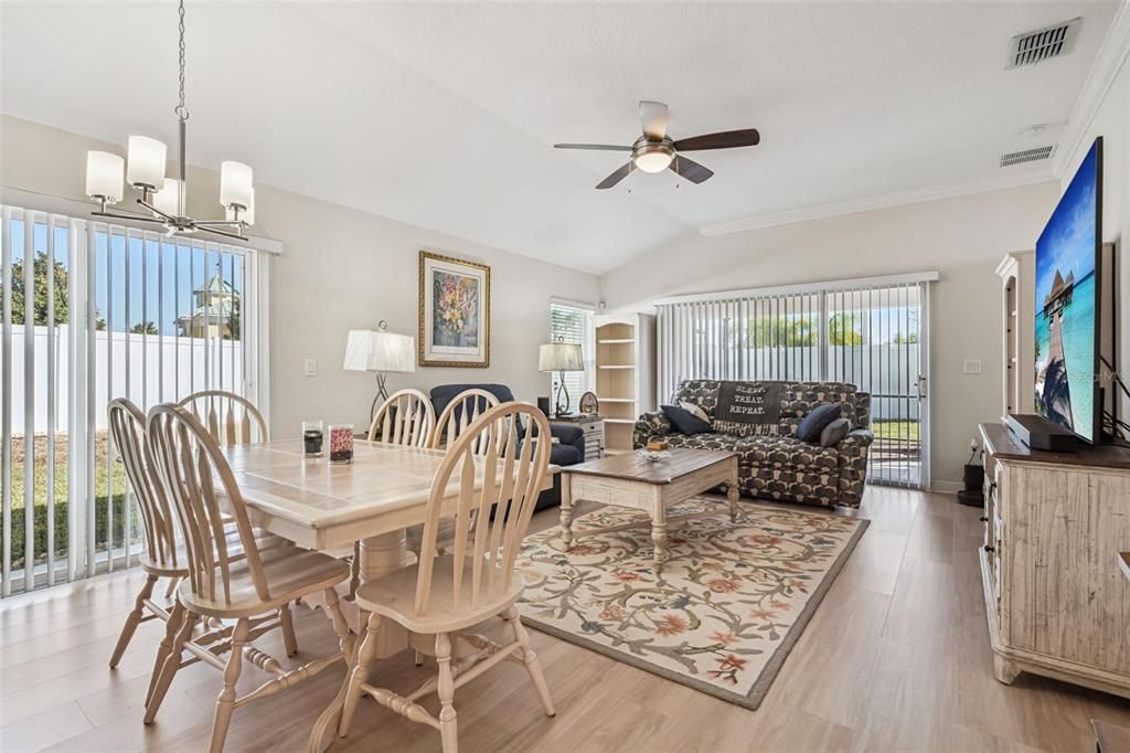 待售: $285,000 (2 贝兹, 2 浴室, 1295 平方英尺)