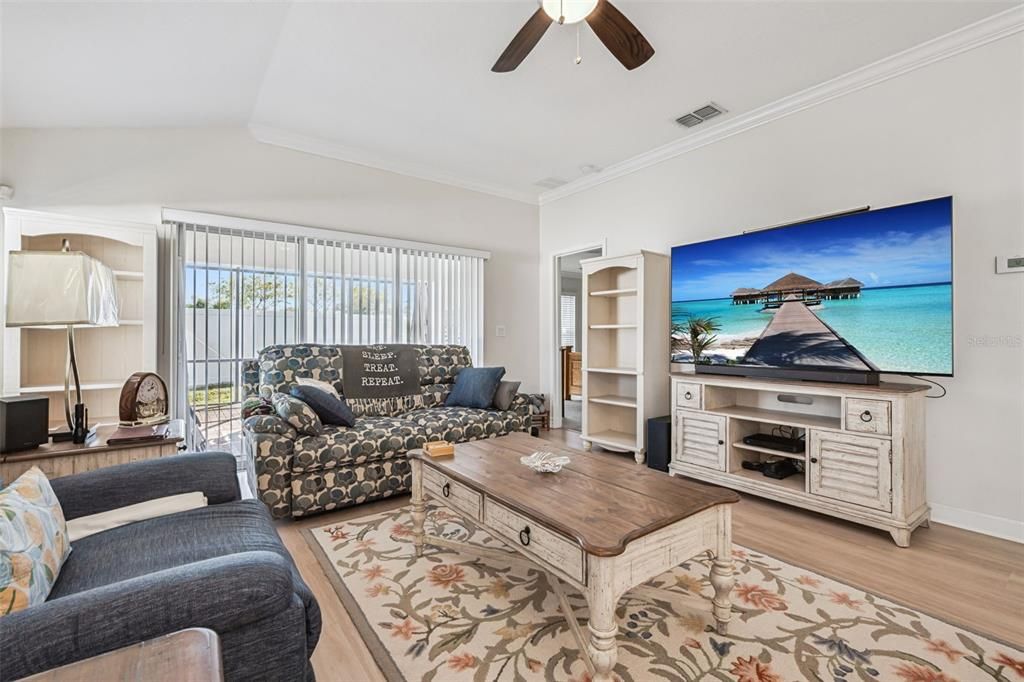 待售: $285,000 (2 贝兹, 2 浴室, 1295 平方英尺)