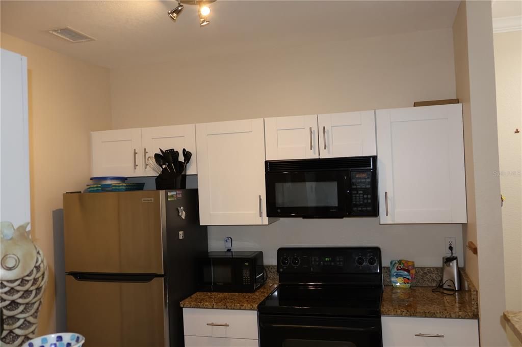 For Rent: $2,350 (2 beds, 2 baths, 1054 Square Feet)