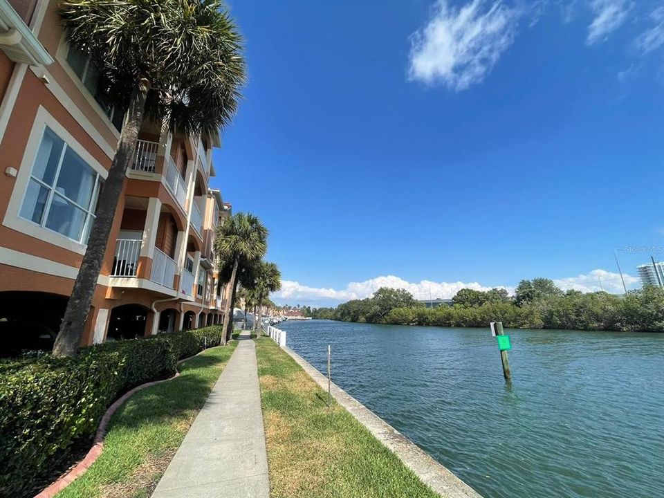 For Rent: $2,350 (2 beds, 2 baths, 1054 Square Feet)