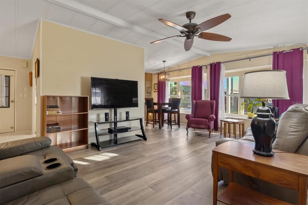 Active With Contract: $110,000 (2 beds, 2 baths, 1176 Square Feet)