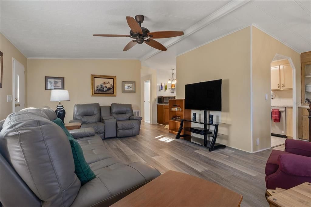 Active With Contract: $110,000 (2 beds, 2 baths, 1176 Square Feet)