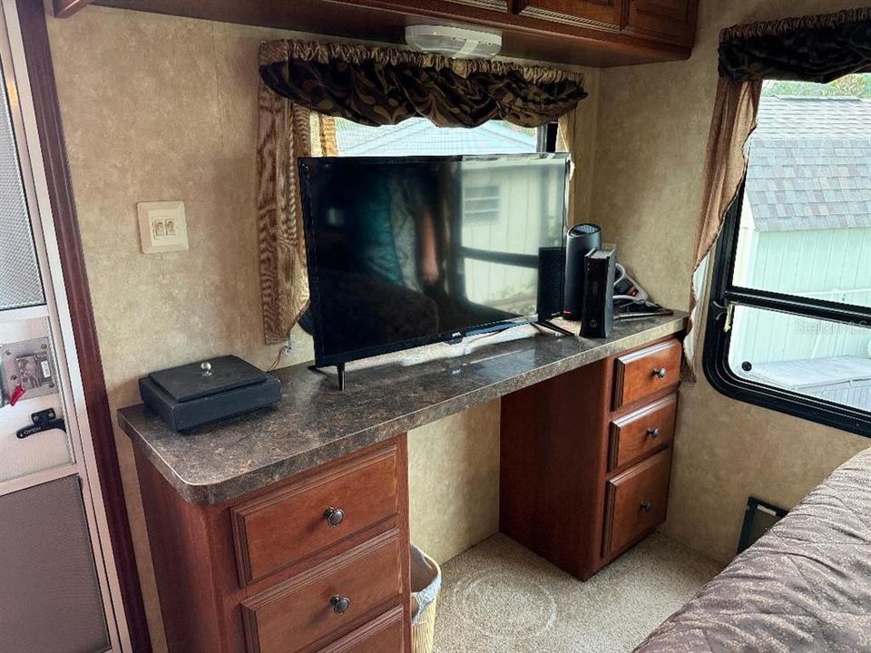 For Sale: $79,900 (1 beds, 1 baths, 320 Square Feet)