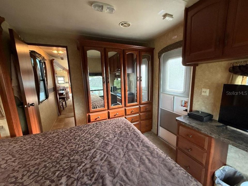 For Sale: $79,900 (1 beds, 1 baths, 320 Square Feet)