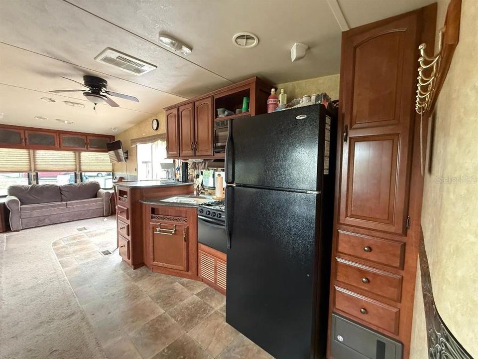 For Sale: $79,900 (1 beds, 1 baths, 320 Square Feet)