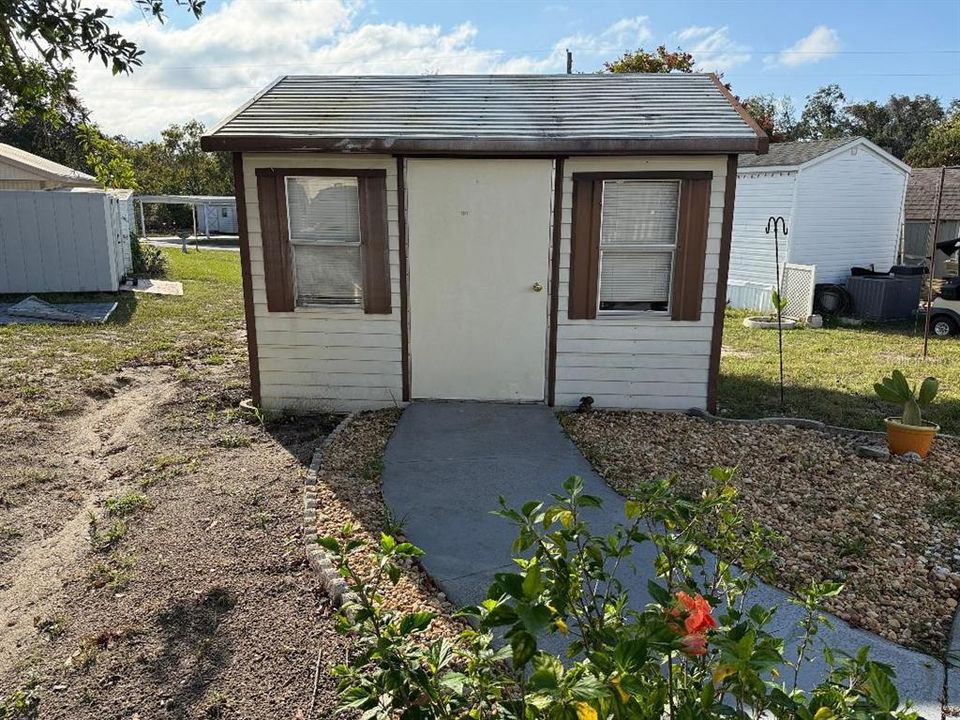For Sale: $79,900 (1 beds, 1 baths, 320 Square Feet)