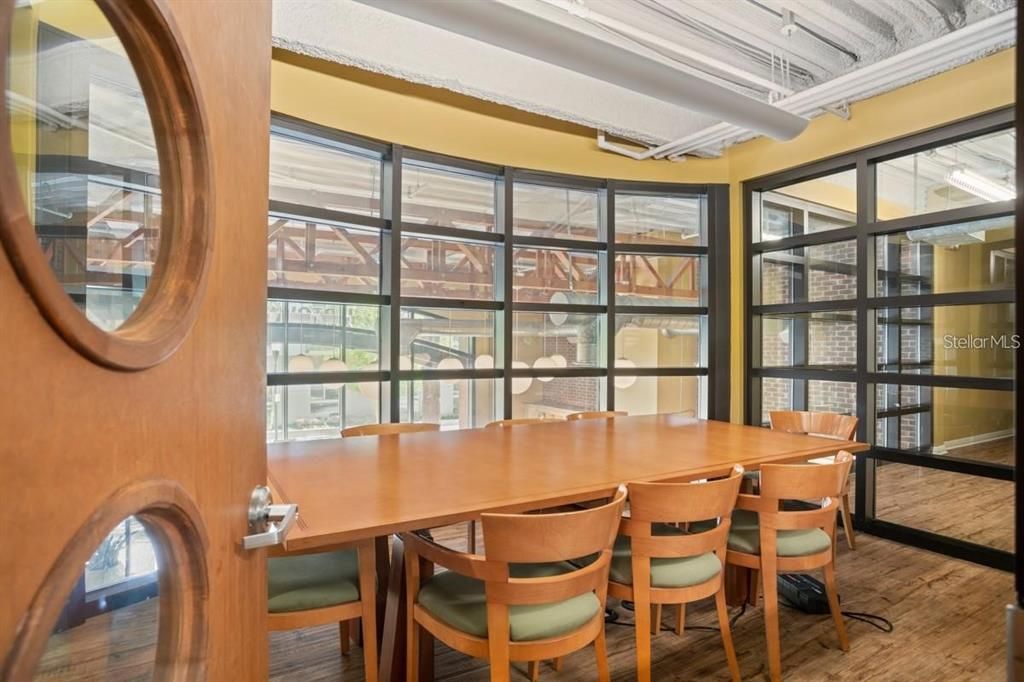 Под контрактом: $1,650 (1 спален, 1 ванн, 818 Квадратных фут)