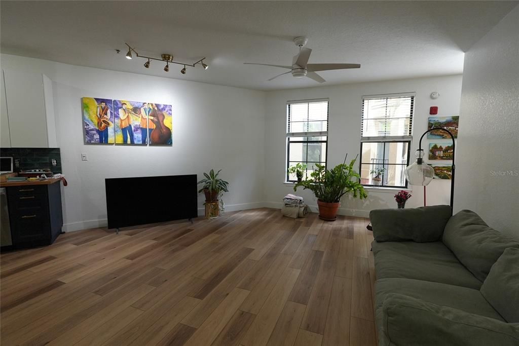 Под контрактом: $1,650 (1 спален, 1 ванн, 818 Квадратных фут)