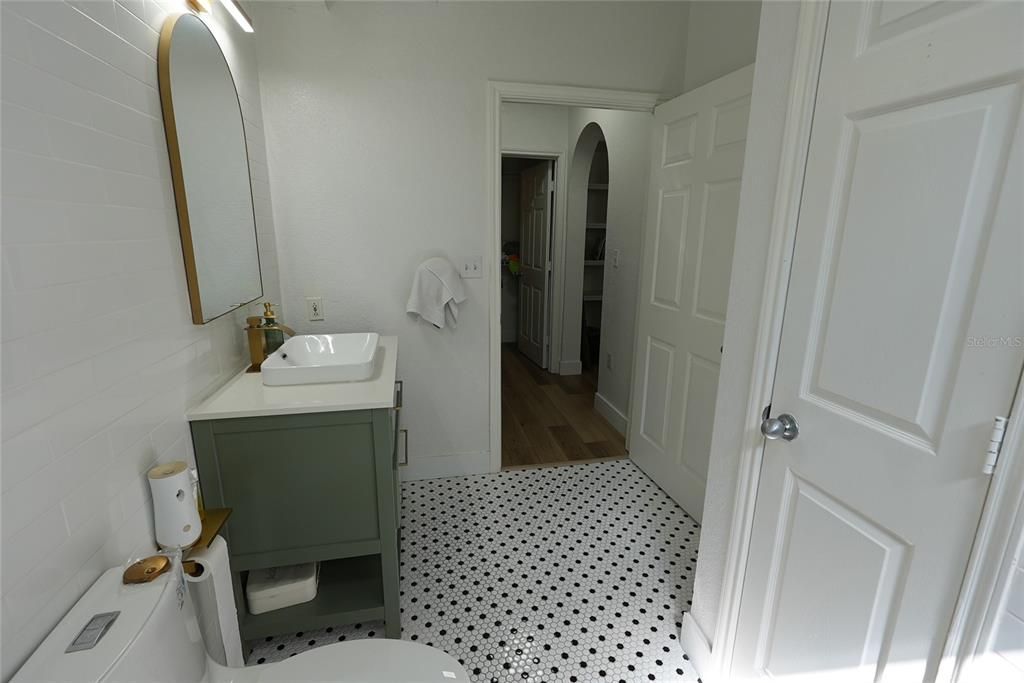 Под контрактом: $1,650 (1 спален, 1 ванн, 818 Квадратных фут)