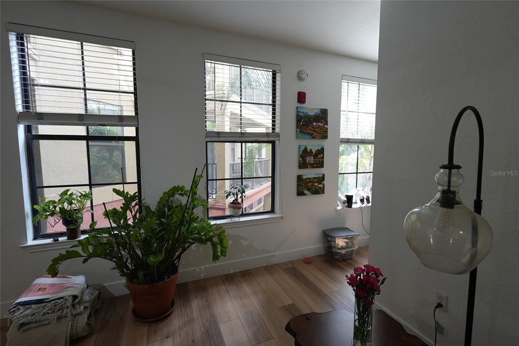 Под контрактом: $1,650 (1 спален, 1 ванн, 818 Квадратных фут)