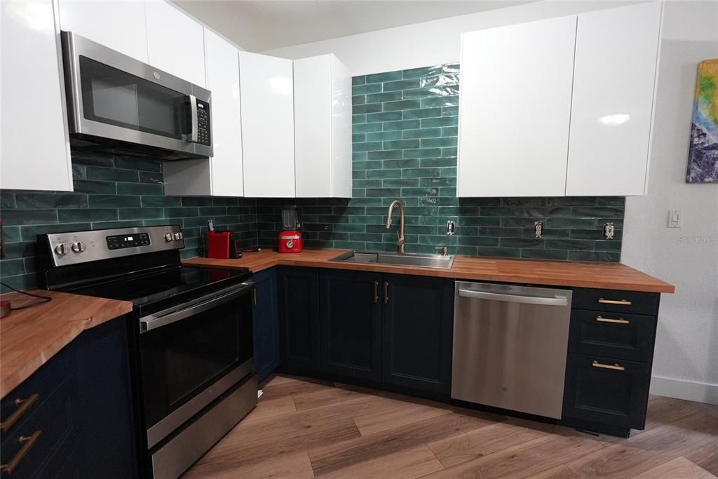 Под контрактом: $1,650 (1 спален, 1 ванн, 818 Квадратных фут)