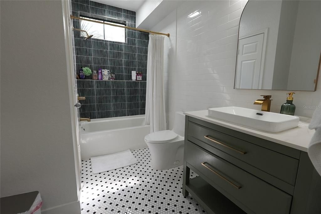 Под контрактом: $1,650 (1 спален, 1 ванн, 818 Квадратных фут)