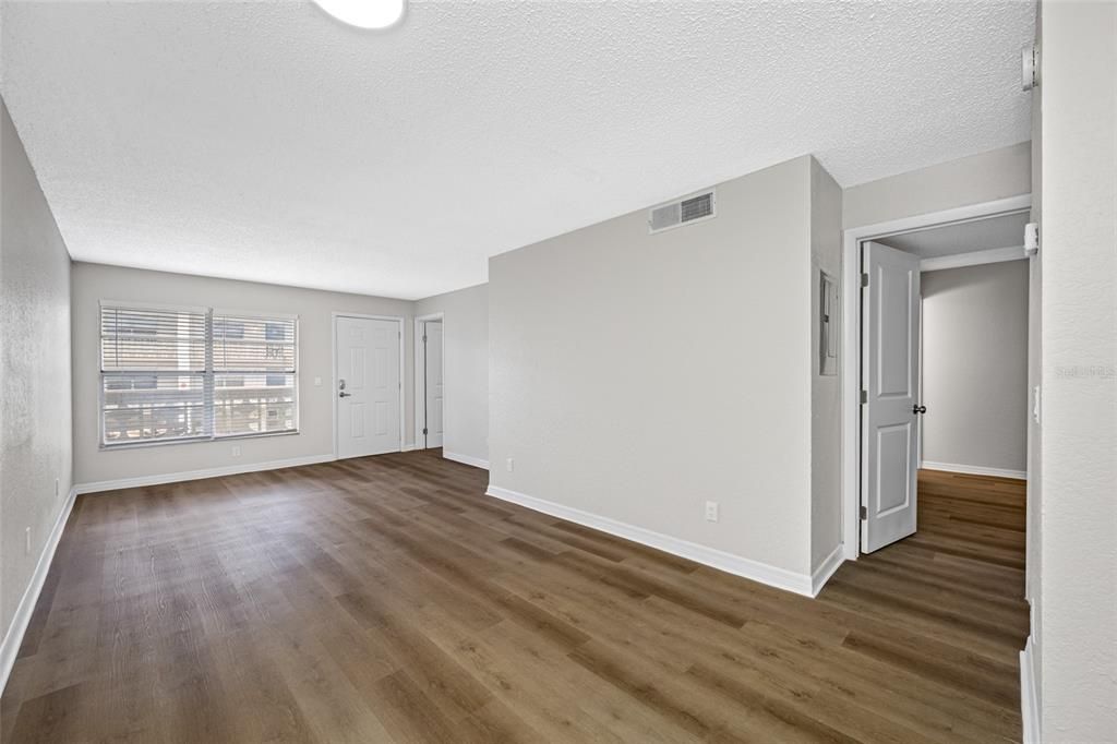 出租: $1,900 (2 贝兹, 2 浴室, 850 平方英尺)