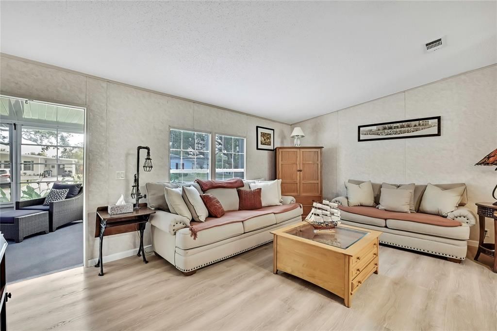 合同活跃: $225,000 (3 贝兹, 2 浴室, 1296 平方英尺)