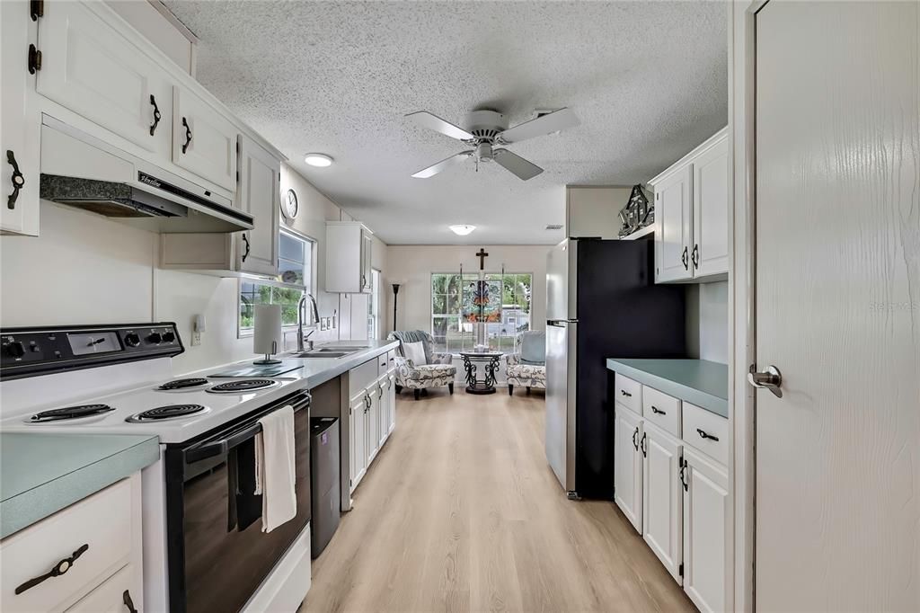 合同活跃: $225,000 (3 贝兹, 2 浴室, 1296 平方英尺)