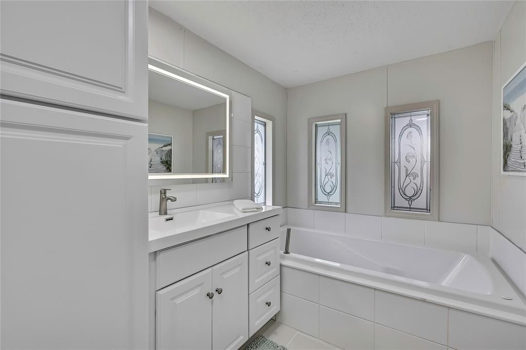 合同活跃: $225,000 (3 贝兹, 2 浴室, 1296 平方英尺)