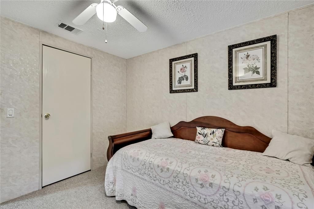 合同活跃: $225,000 (3 贝兹, 2 浴室, 1296 平方英尺)