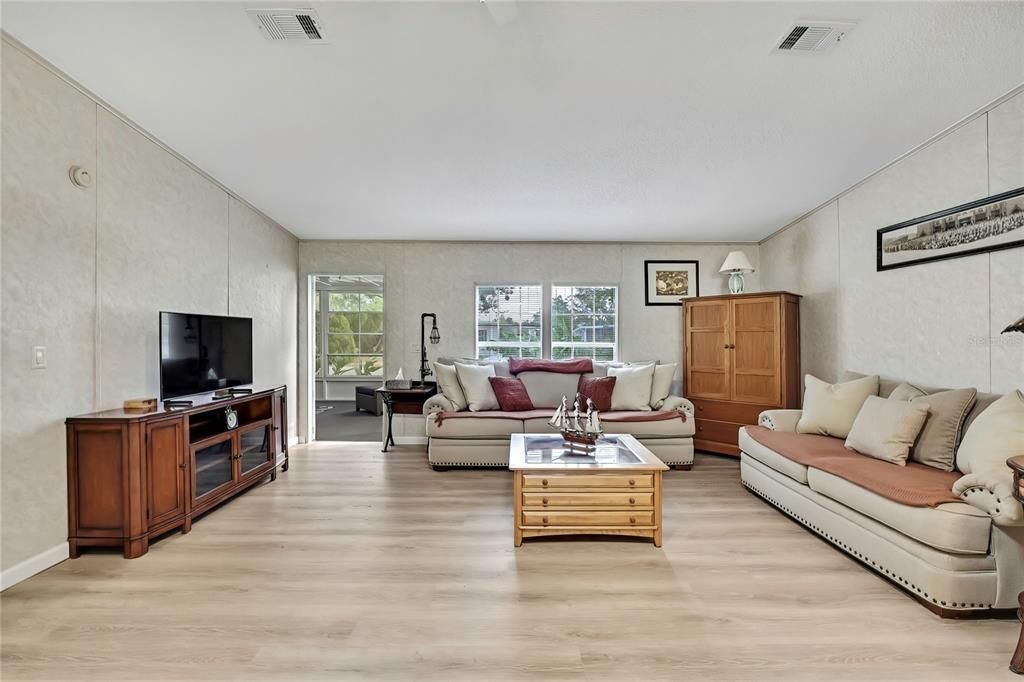 合同活跃: $225,000 (3 贝兹, 2 浴室, 1296 平方英尺)