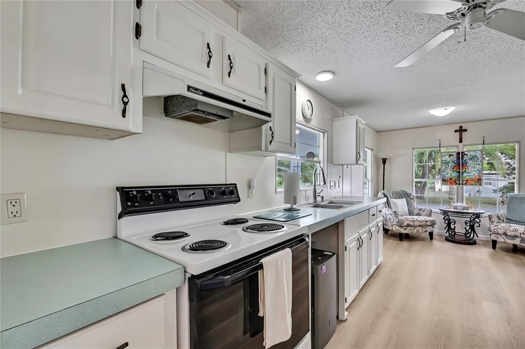 合同活跃: $225,000 (3 贝兹, 2 浴室, 1296 平方英尺)