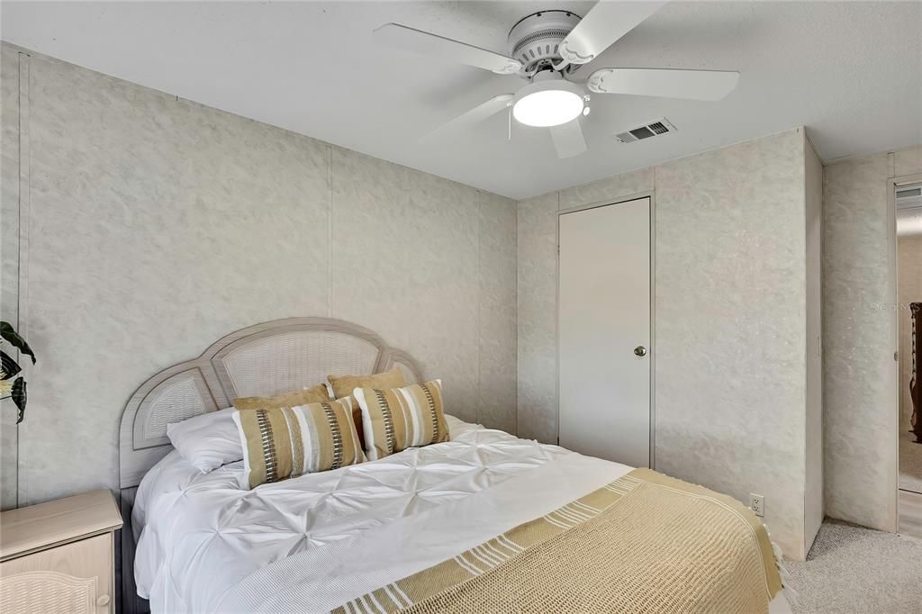 合同活跃: $225,000 (3 贝兹, 2 浴室, 1296 平方英尺)