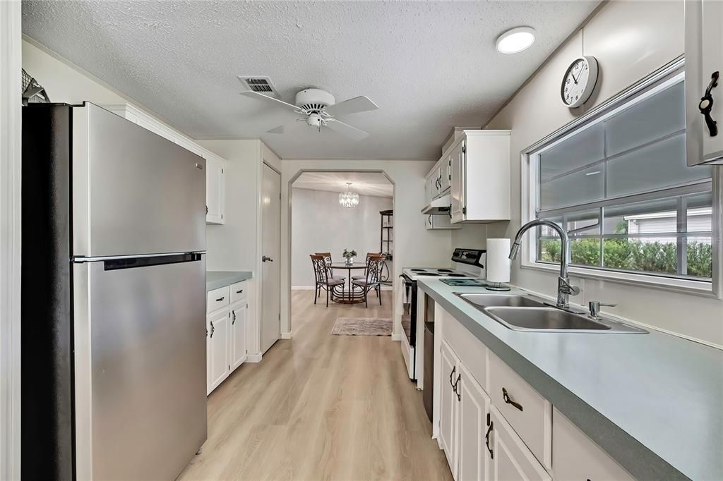 合同活跃: $225,000 (3 贝兹, 2 浴室, 1296 平方英尺)