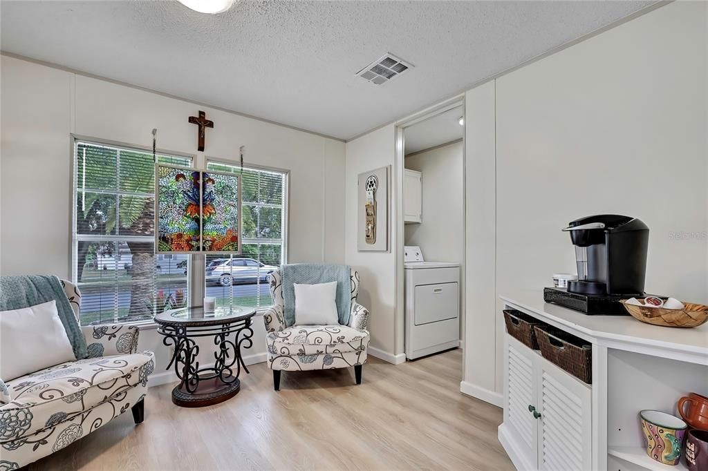 合同活跃: $225,000 (3 贝兹, 2 浴室, 1296 平方英尺)