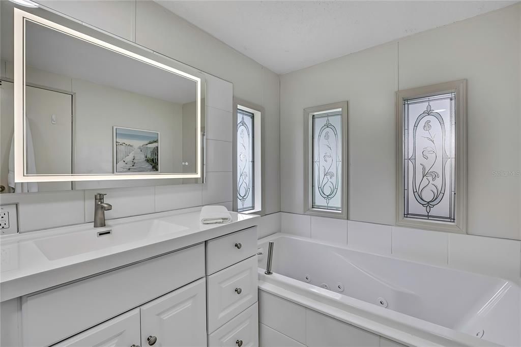 合同活跃: $225,000 (3 贝兹, 2 浴室, 1296 平方英尺)