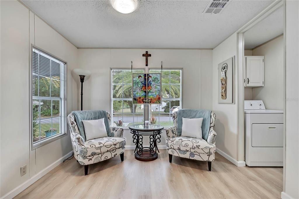 合同活跃: $225,000 (3 贝兹, 2 浴室, 1296 平方英尺)