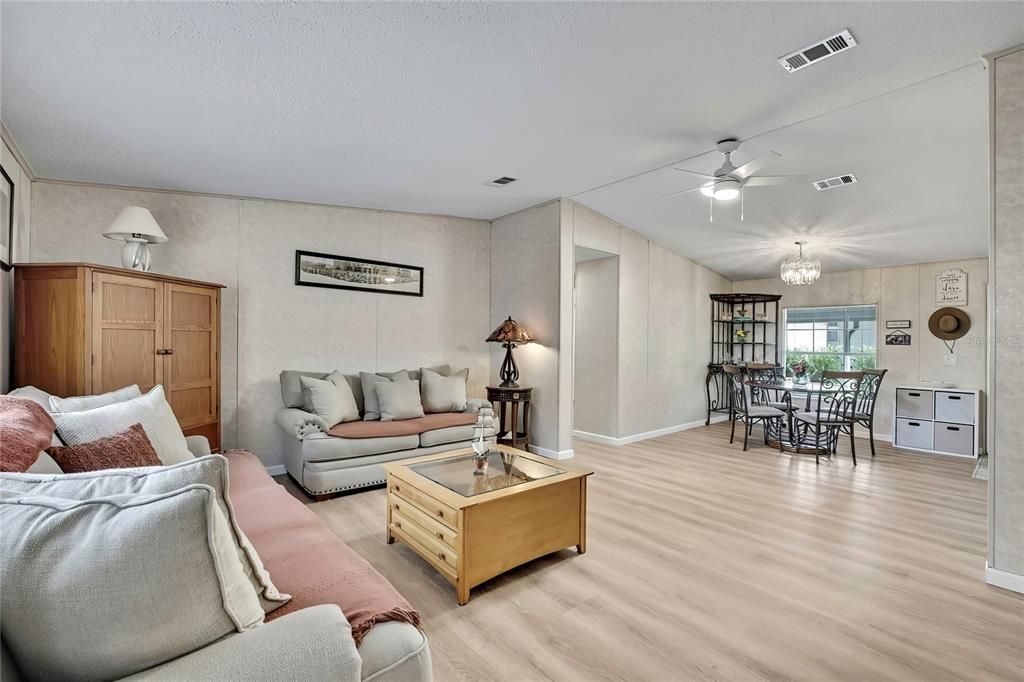 合同活跃: $225,000 (3 贝兹, 2 浴室, 1296 平方英尺)