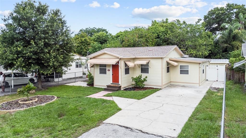 For Rent: $2,000 (3 beds, 1 baths, 896 Square Feet)