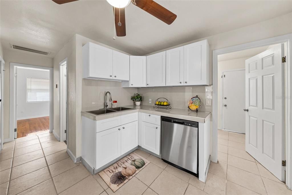 For Rent: $2,000 (3 beds, 1 baths, 896 Square Feet)