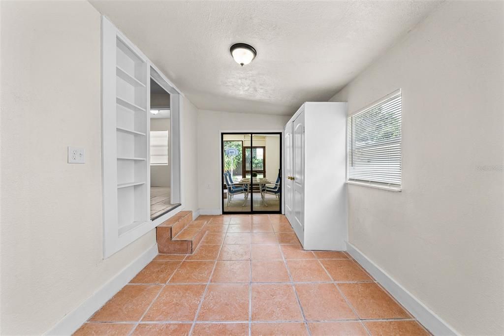 For Rent: $2,000 (3 beds, 1 baths, 896 Square Feet)