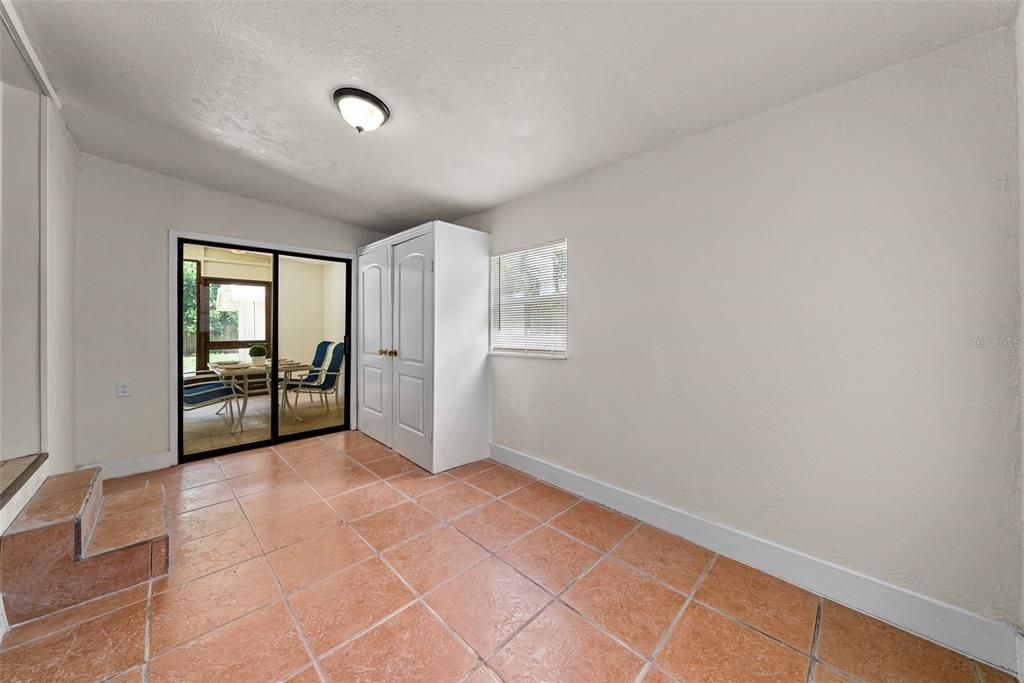 For Rent: $2,000 (3 beds, 1 baths, 896 Square Feet)