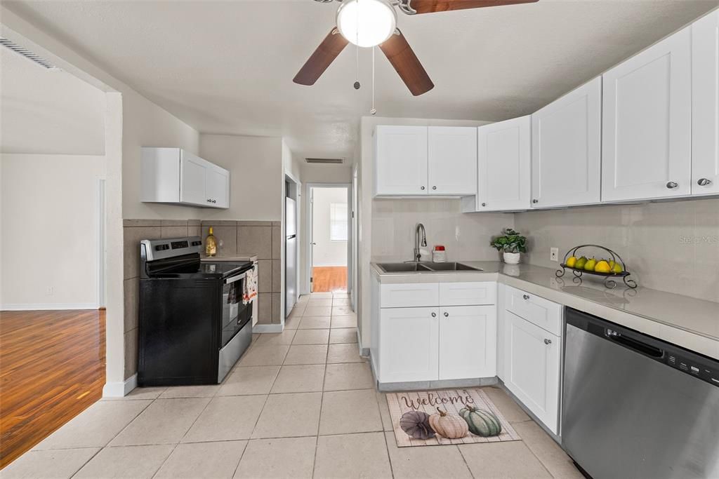 For Rent: $2,000 (3 beds, 1 baths, 896 Square Feet)