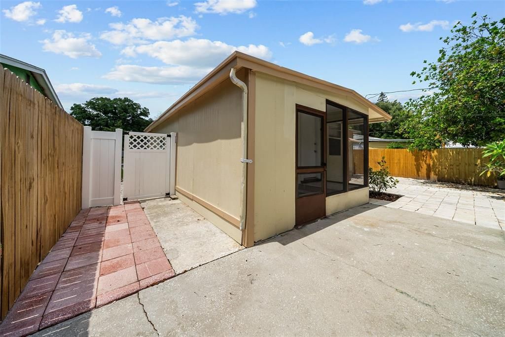 For Rent: $2,000 (3 beds, 1 baths, 896 Square Feet)