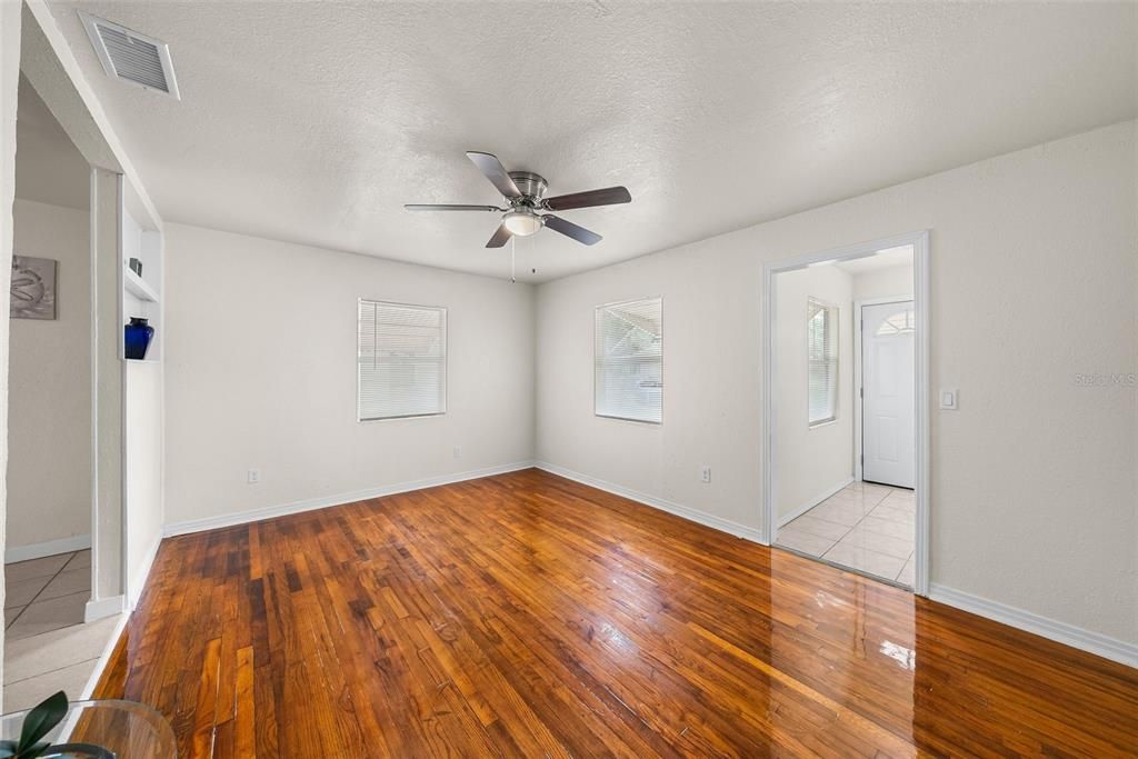 For Rent: $2,000 (3 beds, 1 baths, 896 Square Feet)