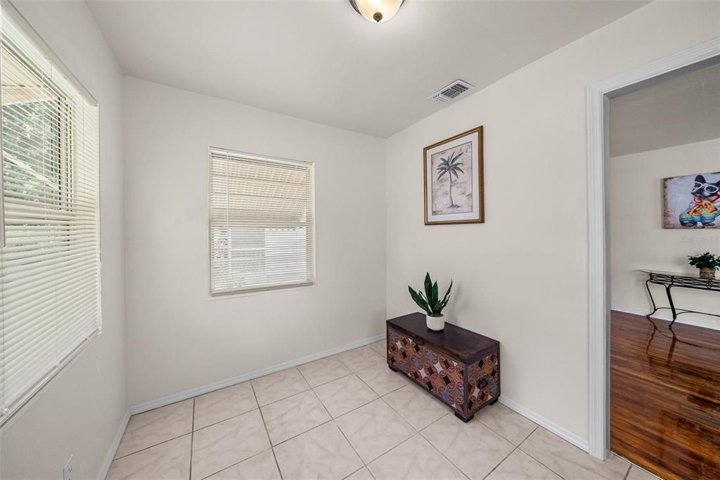 For Rent: $2,000 (3 beds, 1 baths, 896 Square Feet)