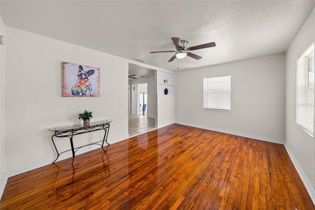 For Rent: $2,000 (3 beds, 1 baths, 896 Square Feet)