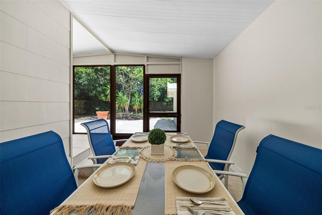 For Rent: $2,000 (3 beds, 1 baths, 896 Square Feet)