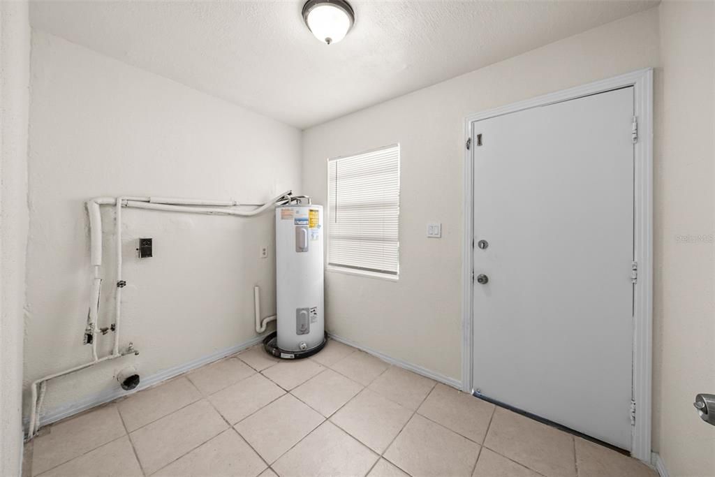 For Rent: $2,000 (3 beds, 1 baths, 896 Square Feet)