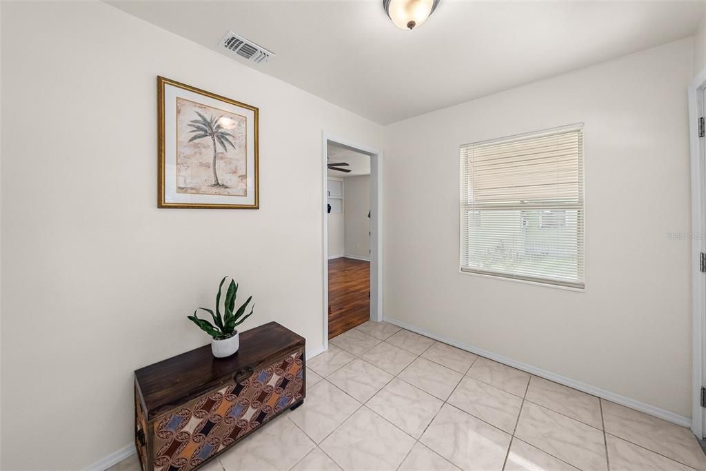 For Rent: $2,000 (3 beds, 1 baths, 896 Square Feet)