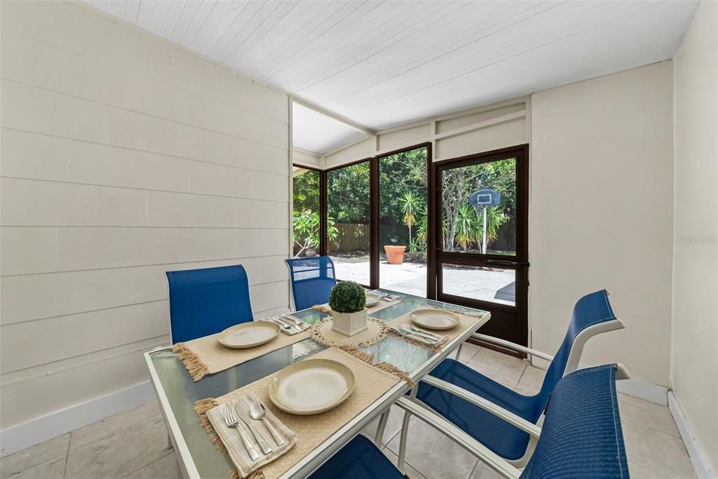 For Rent: $2,000 (3 beds, 1 baths, 896 Square Feet)